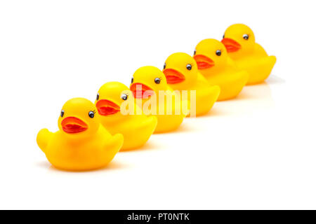 Gomme jaune canards sur fonds blanc Banque D'Images