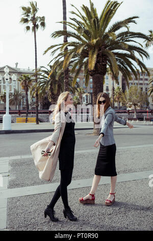 Espagne, Barcelone, deux jeunes femmes à la mode dans la rue Banque D'Images