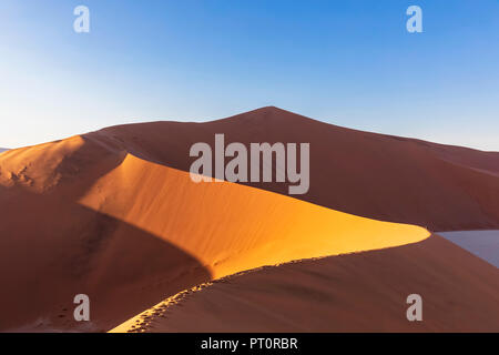 L'Afrique, la Namibie, désert du Namib Naukluft, parc national, les touristes on sand dune 'Big Daddy' Banque D'Images