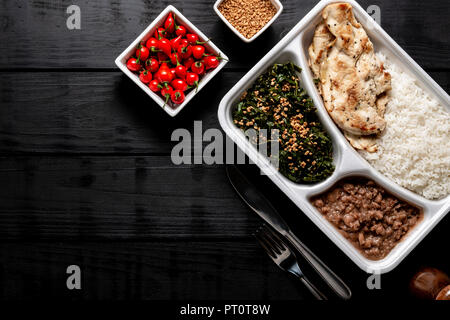 Poulet et riz blanc haricots sautés à l'ail chou. Boîte à lunch brésilien. Vue de dessus Banque D'Images