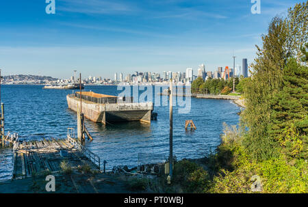 Une vue de la Seattle skyline de Jack Black Park dans l'Ouest de Seattle, Washington. Banque D'Images