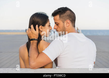Jeune couple urbain tomber en amour, les baisers Banque D'Images