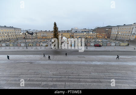 HELSINKI, FINLANDE, le 15 décembre 2016 Matin d'hiver : vue sur la place du Sénat avec l'arbre de Noël et marché de vacances à Helsinki. Banque D'Images