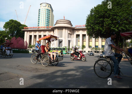 Hanoi Vietnam le trafic passe par la Banque d'État du Vietnam au centre de la ville d'août 2018 Banque D'Images