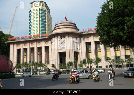 Hanoi Vietnam le trafic passe par la Banque d'État du Vietnam au centre de la ville d'août 2018 Banque D'Images