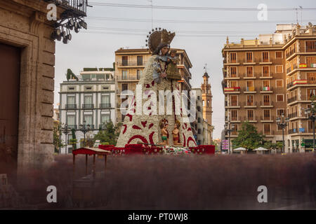 Visites Personnes floue sur plaza vierge offrant jour, ultra longue exposition Banque D'Images