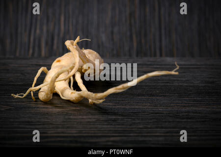 Ginseng sur un fond en bois brun avec un espace réservé au texte Banque D'Images