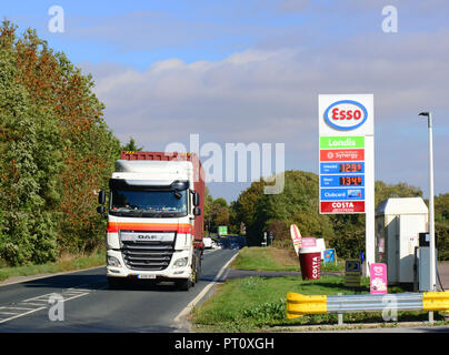 Conducteur de camion passant station essence driffield Royaume-Uni yorkshire Banque D'Images