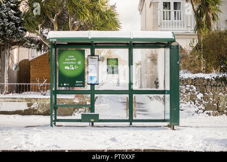 Arrêt de bus vide sur un jour il neige dans la ville de Falmouth, Cornwall Banque D'Images