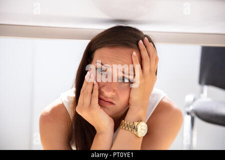 Businesswoman couvrant son visage tout en se cachant sous 24 Banque D'Images