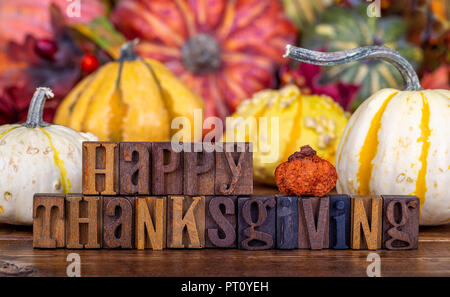 Joyeux Thanksgiving texte écrit avec une cale en bois lettres sur un fond coloré d'automne Banque D'Images
