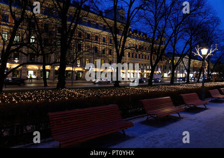 HELSINKI, FINLANDE : le 15 décembre 2016:décorations de Noël Ville de Helsinki juste avant lever de soleil. Statue de Ludwig Runeberg dans Parc de l'Esplanade. Banque D'Images