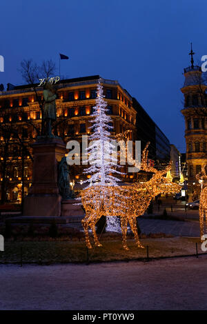 HELSINKI, FINLANDE : le 15 décembre 2016:décorations de Noël Ville de Helsinki juste avant lever de soleil. Statue de Ludwig Runeberg dans Parc de l'Esplanade. Banque D'Images