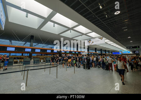 Zurich, Suisse - le 19 juillet 2018 : Les passagers inscriptions - sur les vols à l'arrivée de pont dans l'aéroport international de Zurich Banque D'Images