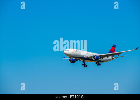 Zurich, Suisse - le 19 juillet 2018 : la préparation de l'avion de Delta Airlines à l'atterrissage de jour à l'aéroport international de Zurich Banque D'Images