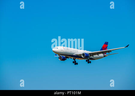 Zurich, Suisse - le 19 juillet 2018 : la préparation de l'avion de Delta Airlines à l'atterrissage de jour à l'aéroport international de Zurich Banque D'Images
