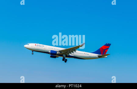Zurich, Suisse - le 19 juillet 2018 : la préparation de l'avion de Delta Airlines à l'atterrissage de jour à l'aéroport international de Zurich Banque D'Images