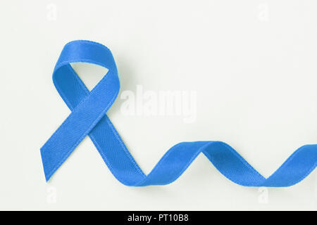 Ruban bleu sur fond blanc - Concept de sensibilisation du cancer de la prostate Banque D'Images