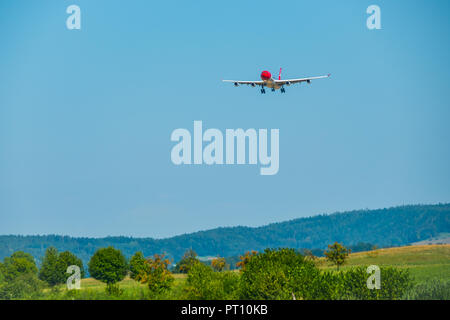 Zurich, Suisse - le 19 juillet 2018 : l'Edelweiss airlines avion se préparer à l'atterrissage à l'aéroport international de la journée Banque D'Images