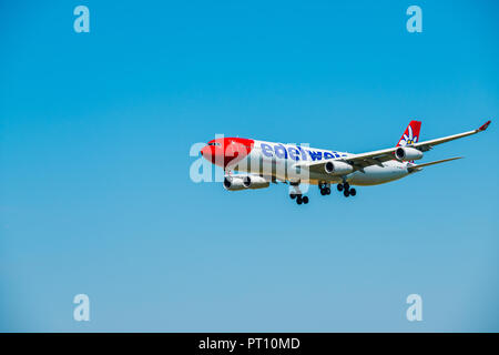 Zurich, Suisse - le 19 juillet 2018 : l'Edelweiss airlines avion se préparer à l'atterrissage à l'aéroport international de la journée Banque D'Images