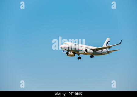 Zurich, Suisse - le 19 juillet 2018 : Aegean Airlines avion préparer pour l'atterrissage de jour à l'aéroport international de Zurich Banque D'Images