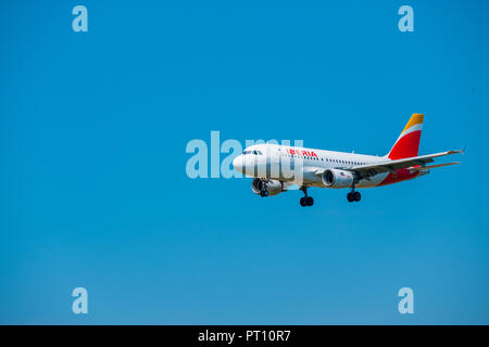 Zurich, Suisse - le 19 juillet 2018 : Iberia Airlines avion préparer pour l'atterrissage de jour à l'aéroport international de Zurich Banque D'Images
