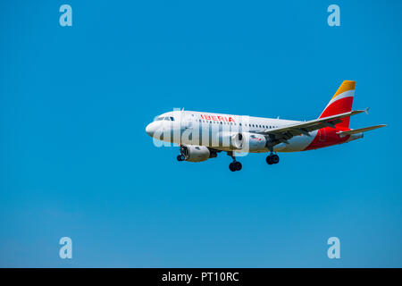 Zurich, Suisse - le 19 juillet 2018 : Iberia Airlines avion préparer pour l'atterrissage de jour à l'aéroport international de Zurich Banque D'Images