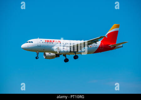 Zurich, Suisse - le 19 juillet 2018 : Iberia Airlines avion préparer pour l'atterrissage de jour à l'aéroport international de Zurich Banque D'Images