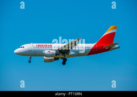 Zurich, Suisse - le 19 juillet 2018 : Iberia Airlines avion préparer pour l'atterrissage de jour à l'aéroport international de Zurich Banque D'Images