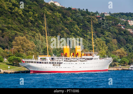 Istanbul, Turquie, le 8 octobre 2011 : Kemal Ataturk's yacht sur le Bosphore. Banque D'Images