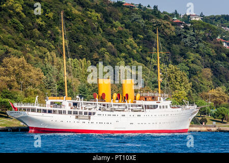 Istanbul, Turquie, le 8 octobre 2011 : Kemal Ataturk's yacht sur le Bosphore. Banque D'Images