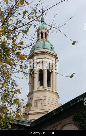 PRINCETON, NEW JERSEY - 1 novembre 2017 : une vue de la tour de l'horloge sur Nassau Hall sur une journée d'automne Banque D'Images