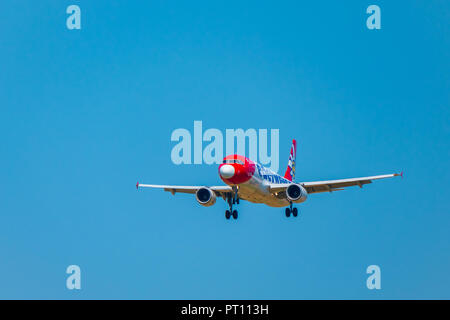 Zurich, Suisse - le 19 juillet 2018 : l'Edelweiss airlines avion se préparer à l'atterrissage à l'aéroport international de la journée Banque D'Images