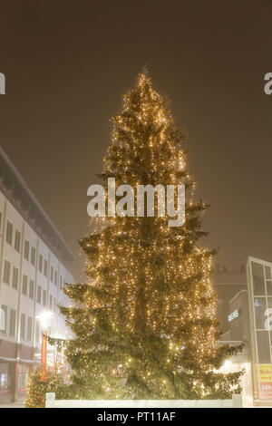 Rovaniemi, Finlande - le 15 décembre 2016 : rues de la région de Rovaniemi pendant les fêtes de Noël, petite ville située dans le cercle arctique, la Laponie finlandaise. Banque D'Images