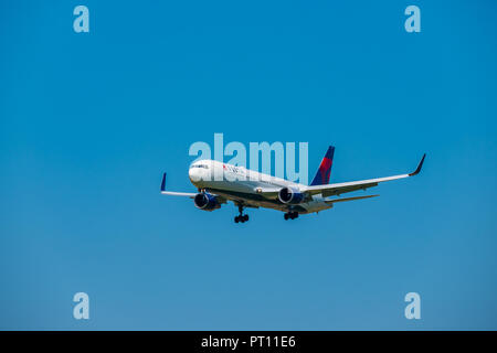 Zurich, Suisse - le 19 juillet 2018 : la préparation de l'avion de Delta Airlines à l'atterrissage de jour à l'aéroport international de Zurich Banque D'Images
