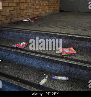 Ordures et déchets abandonnés dans la rue Banque D'Images