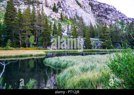 Deux pêcheurs à la mouche qui travaillent le lac Weir sur la fourche sud de Bishop Creek dans la Sierra Nevada de l'est de la Californie des États-Unis Banque D'Images