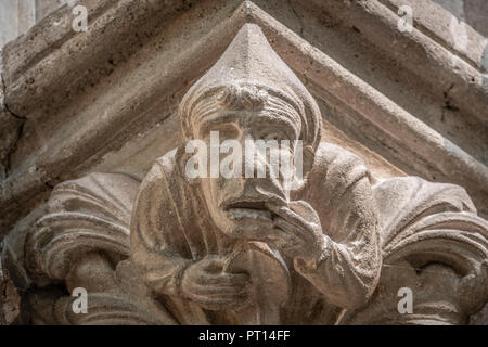 Une section d'une frise sur une des colonnes antiques dans la cathédrale de Wells représentant un garçon et un homme 'Scrumping' pommes d'un verger. Banque D'Images