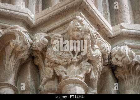 Une section d'une frise sur une des colonnes antiques dans la cathédrale de Wells représentant un garçon et un homme 'Scrumping' pommes d'un verger. Banque D'Images