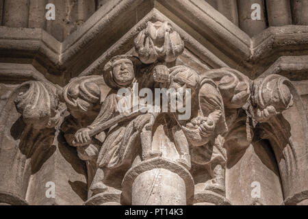 Une section d'une frise sur une des colonnes antiques dans la cathédrale de Wells représentant un garçon et un homme 'Scrumping' pommes d'un verger. Banque D'Images