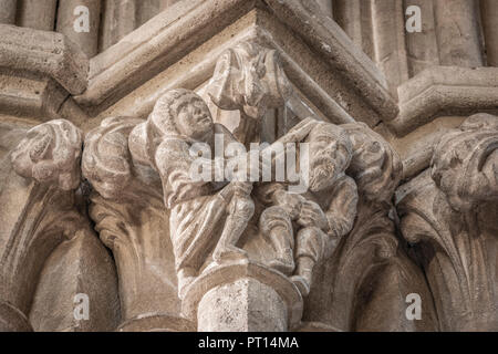 Une section d'une frise sur une des colonnes antiques dans la cathédrale de Wells représentant un garçon et un homme 'Scrumping' pommes d'un verger. Banque D'Images