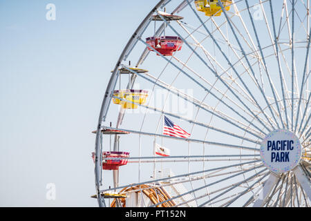 SANTA MONICA, CA : la grande roue de Santa Monica à Pacific Park sur la jetée de Santa Monica au cours de la journée. Banque D'Images