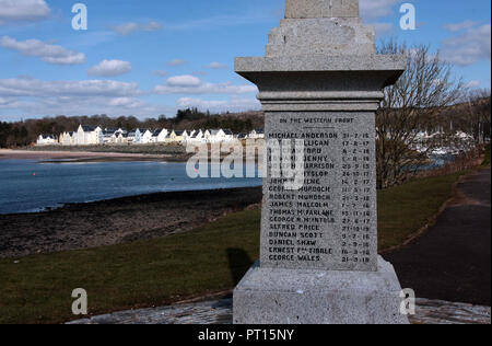 Les noms de certains des soldats courageux qui ont combattu et sont morts, dans la 1ère guerre mondiale depuis le petit village d'Inverkip sur le Firth of Clyde en Écosse. Ce mémorial, sur le front de mer, commémore. Banque D'Images