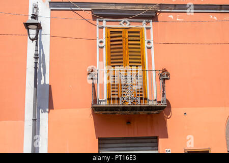 Porte traditionnelle Italienne avec volets roulants, balcon métal Italie, brun-orange, plus de mur à l'ancienne boutique, concept, rideaux en bois orné, Banque D'Images