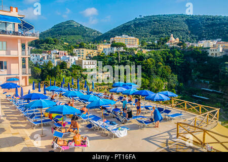 Piscine de l'hôtel, Transats Parasols, collines en arrière-plan la montagne, Sorrente, Côte Amalfitaine, Campanie, Italie, maison de vacances, concept concept, meilleure vie Banque D'Images