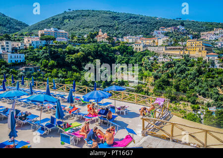 Piscine de l'hôtel, Transats Parasols, collines en arrière-plan la montagne, Sorrente, Côte Amalfitaine, Campanie, Italie, maison de vacances, concept concept, meilleure vie Banque D'Images