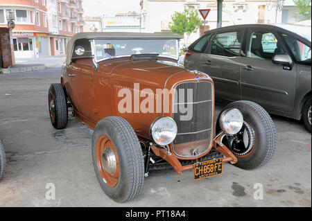 Ford hotrod 1936 avec un moteur V8 sur un parking de la ville d'Ales dans le Gard Banque D'Images