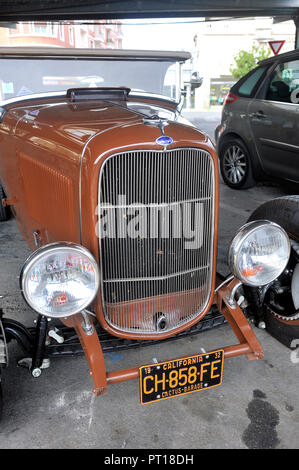 Ford hotrod 1936 avec un moteur V8 sur un parking de la ville d'Ales dans le Gard Banque D'Images