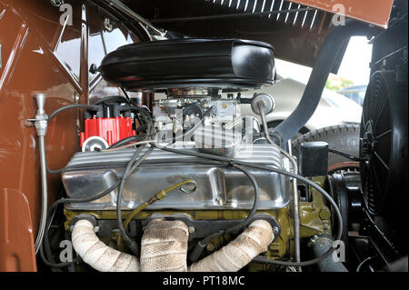 Ford hotrod 1936 avec un moteur V8 sur un parking de la ville d'Ales dans le Gard Banque D'Images