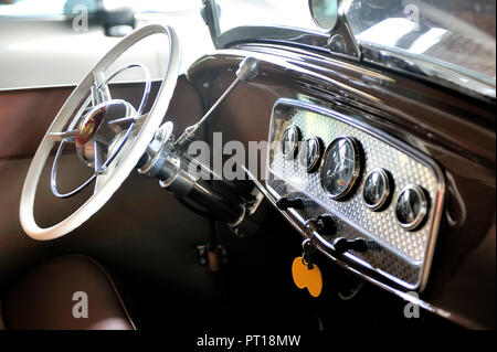 Ford hotrod 1936 avec un moteur V8 sur un parking de la ville d'Ales dans le Gard Banque D'Images